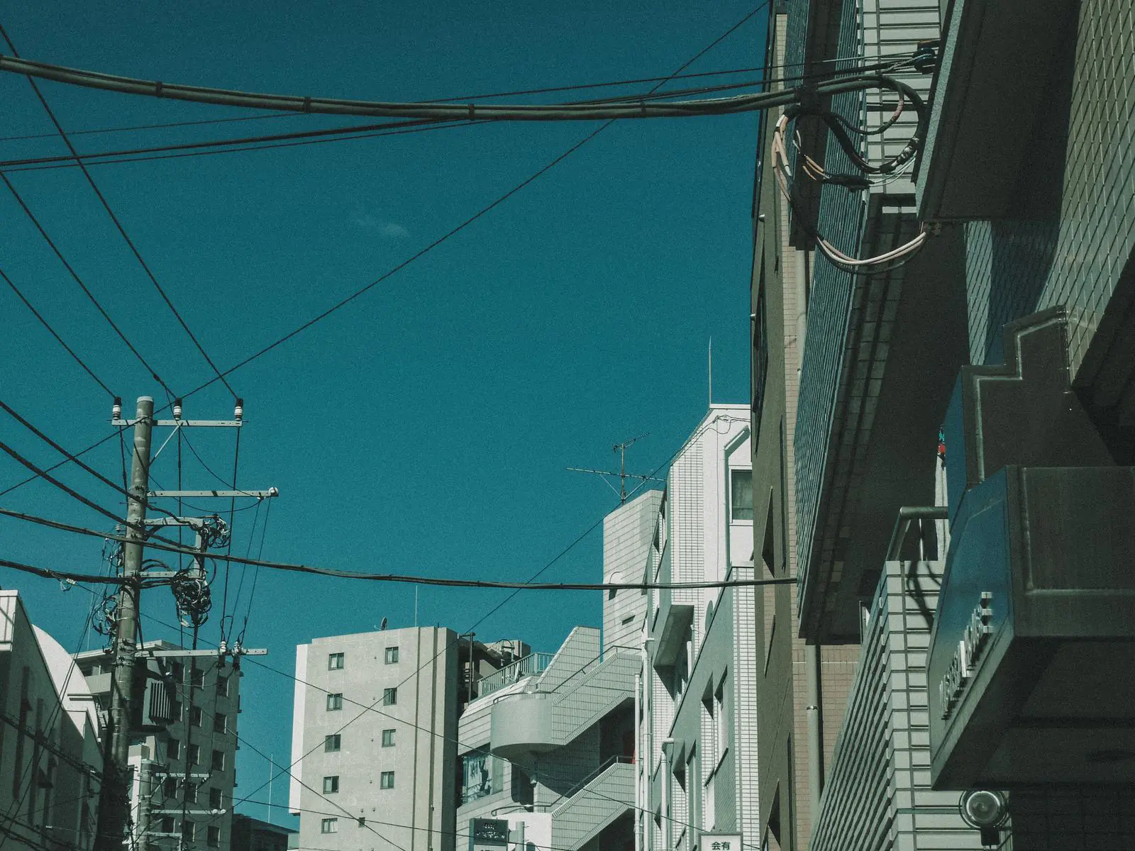 日本都市住宅區的公寓建築與交錯電線街景